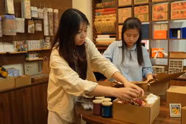 Quà tặng 20/10: Nhu cầu tăng cao, cửa hàng tất bật đóng đơn phục vụ khách