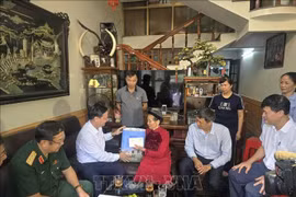 Phó Chủ tịch Quốc hội Nguyễn Khắc Định thăm, tặng quà gia đình chính sách tại Quảng Ninh