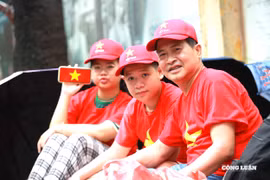“Màn trời chiếu đất” dưới mưa, cựu quân nhân quân nhạc cùng con chờ xem diễu binh
