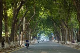 Từ “ngạt thở” đến dễ chịu: Hà Nội đón ngày cuối tuần không khí trong lành