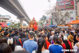 Hà Nội: 'Biển người' đi theo xem 'kiệu bay' trên đường Nguyễn Trãi