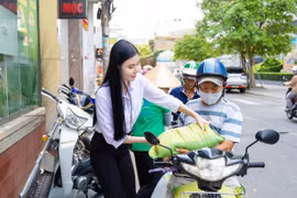 2 tấn gạo đã được trao tặng cho 200 hoàn cảnh khó khăn tại chương trình “Trao yêu thương đón nụ cười”