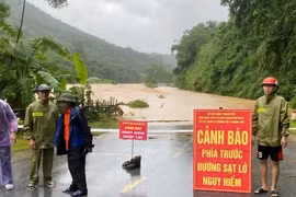 Nước ngập sâu, nhiều đoạn quốc lộ, tỉnh lộ ở Thanh Hóa tê liệt