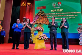 Anh hùng Lao động Thân Đức Nam 'rưng rưng' khi gặp các cựu TNXP ở Bến Tre