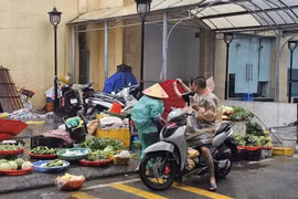 Thị trường tại Hà Nội trong ngày bão: Không xảy ra tình trạng tích trữ, hàng hóa dồi dào, giá cả bình ổn
