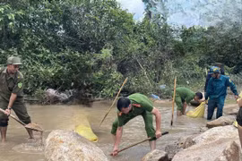 Gia Lai: Công an, chính quyền xúc cát, đá khắc phục ngầm tràn bị nước lũ “đánh” hỏng