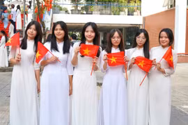 Điện thoại thành 'vật cấm' trong trường học Hà Nội năm học 2025–2026