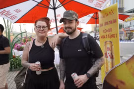 Từ bia, chả mực đến livestream bán vải: Nghĩ khác để làm khác