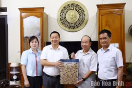 Hội Nhà báo tỉnh Hòa Bình thăm hỏi, tặng quà, tri ân các nhà báo lão thành