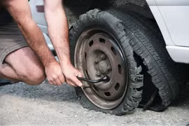 Cách xử lý khi xe bị nổ lốp giữa đường cao tốc