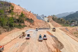 Hối hả thi công nhiều dự án đường bộ cao tốc dịp nghỉ lễ 30/4