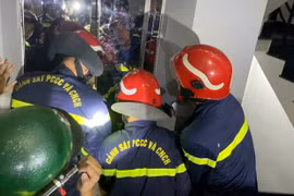 Giải cứu cô gái bị kẹt trong thang máy lúc rạng sáng ở TP HCM