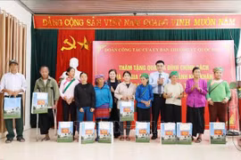 Phó Chủ tịch Quốc hội Vũ Hồng Thanh thăm, tặng quà gia đình chính sách tại Lai Châu