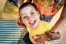 "Trên mỗi con phố điêu tàn, tôi luôn dõi tìm những mầm sống..."