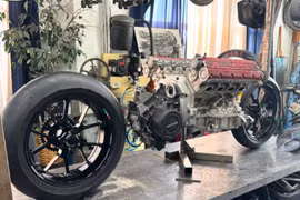 Một chiếc mô tô được độ động cơ Ferrari V8 khiến ai cũng ngỡ ngàng