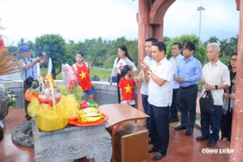 Đoàn công tác Hội Nhà báo Việt Nam tri ân các anh hùng liệt sĩ Thành cổ Quảng Trị