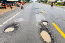 Gia Lai: Cận cảnh tuyến Quốc lộ 14 dày đặc “ổ voi, ổ gà”, mất an toàn giao thông