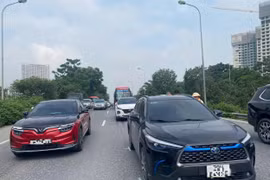 Tai nạn liên hoàn giữa 4 ô tô khiến đại lộ Thăng Long ùn ứ