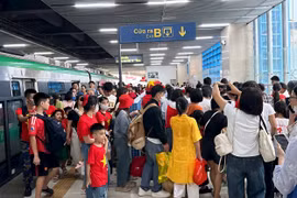 Hà Nội: Hàng nghìn người đổ về trung tâm xem hợp luyện diễu binh, tàu điện Cát Linh - Hà Đông đông bất ngờ