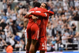 Liverpool thắng siêu kịch tính Newcastle nhờ tài năng 16 tuổi, Ngoại hạng Anh 'nóng' ngay từ những vòng đầu