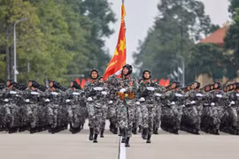 Các khối diễu binh cùng dàn phương tiện đặc chủng sẵn sàng trước giờ hợp luyện tại Quảng trường Ba Đình