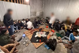 Kiểm tra quán cà phê, Công an phát hiện 18 con bạc đang 'sát phạt'