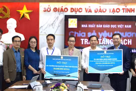NXB Giáo dục Việt Nam trao tặng gần 35.000 bản sách giáo khoa tới học sinh Thái Nguyên