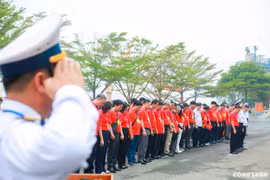 Hình ảnh 100 nhà báo của Hội Nhà báo Việt Nam dâng hương tại Tượng đài anh hùng liệt sĩ Đoàn tàu không số