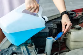 Tự pha nước rửa kính ô tô: dễ làm và nên thử
