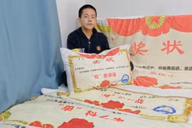 Trường học Trung Quốc tặng học sinh giỏi chăn ga gối thay vì giấy khen