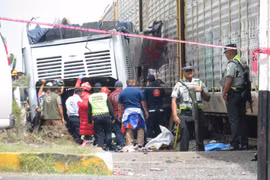 Video vụ tàu hỏa đâm xe buýt hai tầng khiến hàng chục người thương vong ở Mexico