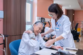 Thứ trưởng Trần Văn Thuấn: 'Mục tiêu 10 năm tới – miễn viện phí, thẻ BHYT đến tay 100% người dân'
