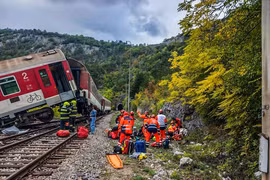 Tàu tốc hành đâm nhau ở Slovakia, ít nhất 20 người bị thương