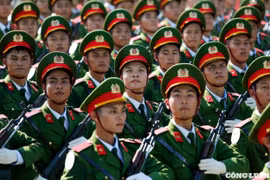 Mồ hôi đẫm vai áo, chiến sĩ công an vẫn đều bước hợp luyện diễu binh