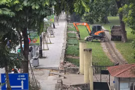 Hà Nội tiếp tục hạ rào Công viên Thống Nhất tại khu vực phố Nguyễn Đình Chiểu và đường Đại Cồ Việt