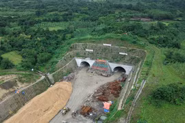 Đào thông 2 ống hầm Tuy An trên cao tốc Chí Thạnh - Vân Phong