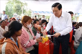 Trưởng ban Nội chính Trung ương tặng quà Tết hộ nghèo, đồng bào dân tộc thiểu số tỉnh Lâm Đồng