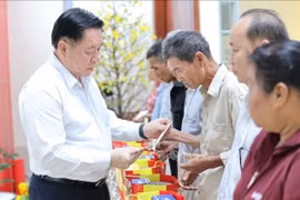 Trưởng ban Tuyên giáo Trung ương Nguyễn Trọng Nghĩa thăm và trao quà Tết tại Long An