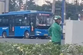 Công an TP. HCM điều tra người mặc đồ GrabBike chỉnh đèn giao thông ở Thủ Đức