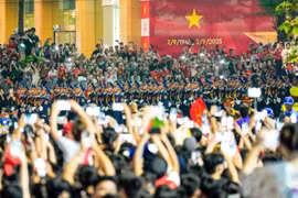 Giải ảnh 'Khoảnh khắc Báo chí' 2025: Khi hình ảnh kể chuyện giữa ánh sáng, cờ hoa và nhịp trống ngày Quốc khánh