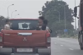 Hà Nội: Xử phạt tài xế chở trẻ nhỏ trên thùng ô tô bán tải