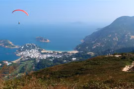 Người chơi dù lượn tử nạn sau khi đâm vào sườn đồi ở Hồng Kông