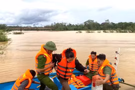 Hiến máu, vượt lũ đưa hai sản phụ thoát nguy kịch