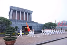 Lễ chào cờ đặc biệt chào mừng 50 năm thống nhất đất nước tại Quảng trường Ba Đình