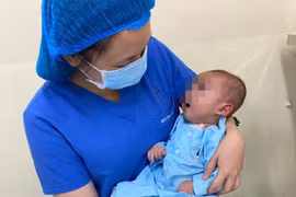 Vượt hơn 1.000 km đưa con từ Lào sang Việt Nam mổ tim