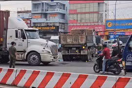 Xe máy va chạm với xe ben ở giao lộ, 1 người tử vong