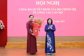 Trao quyết định của Bộ Chính trị phân công Phó Bí thư Thường trực Đảng ủy Mặt trận Tổ quốc, các đoàn thể Trung ương