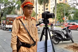 CSGT Hà Nội sử dụng camera lưu động phạt nguội loạt xe máy vi phạm