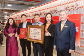 Công ty Coca-Cola Việt Nam xác lập Kỷ lục với tác phẩm nghệ thuật làm từ bao bì nhựa tái chế lớn nhất