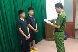 Khởi tố, bắt tạm giam 2 đối tượng chém chết người tại quán karaoke